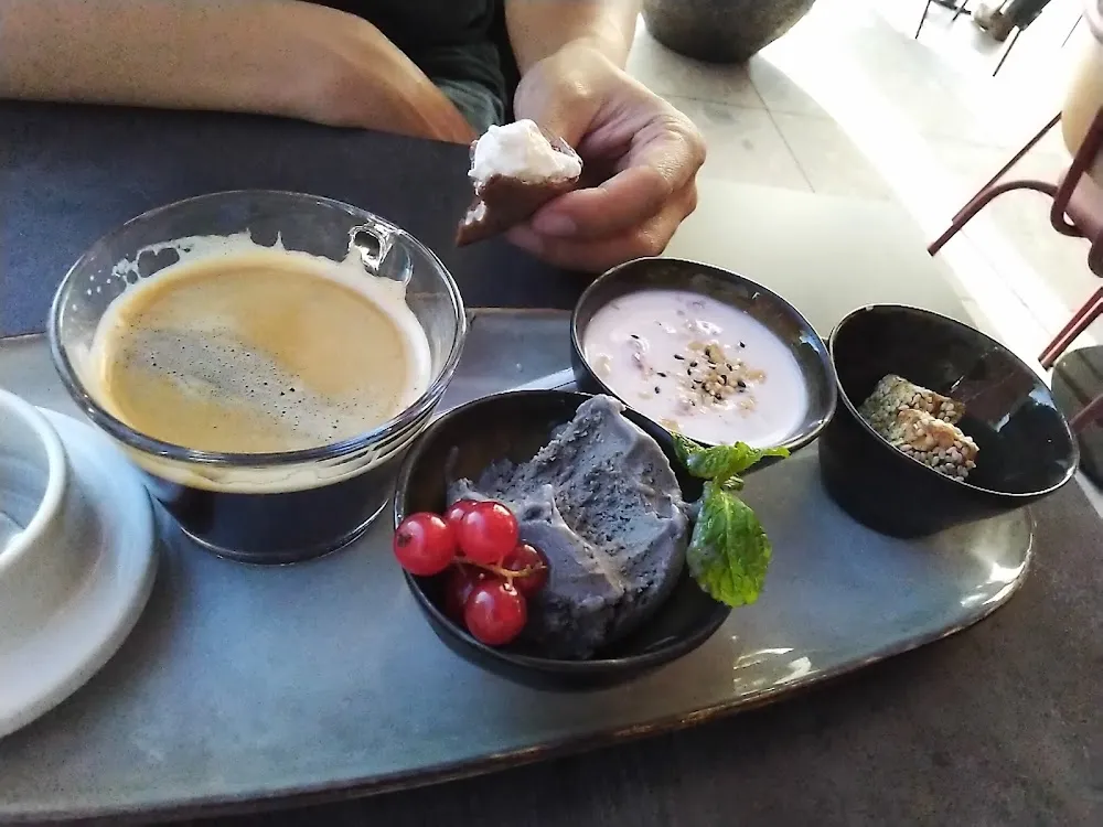 Café Gourmand Avec Mignardises Asiatiques Glace Sésame Boules de Coco Givré À la Rose